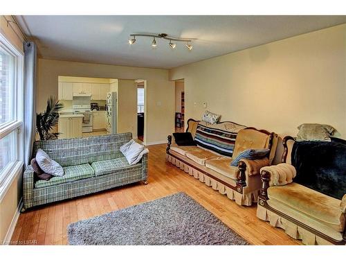 733 Guildwood Boulevard, London, ON - Indoor Photo Showing Living Room