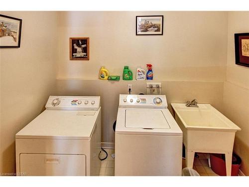 733 Guildwood Boulevard, London, ON - Indoor Photo Showing Laundry Room