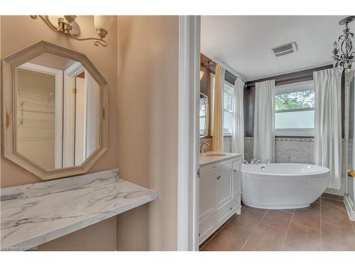 26 Colonial Crescent, London, ON - Indoor Photo Showing Bathroom