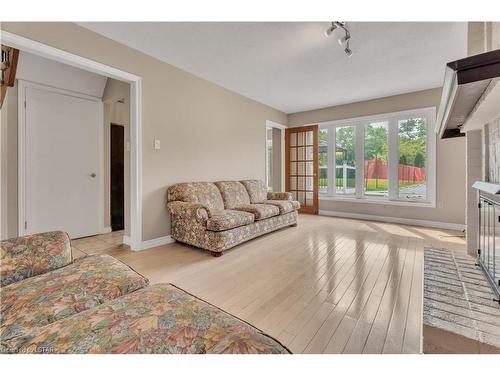 26 Colonial Crescent, London, ON - Indoor Photo Showing Living Room