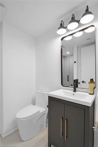 394 Reynolds Road, London, ON - Indoor Photo Showing Bathroom