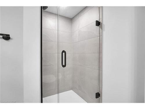 394 Reynolds Road, London, ON - Indoor Photo Showing Bathroom