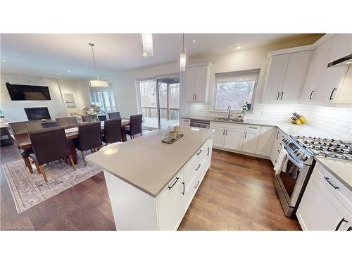 1345 Dyer Crescent, London, ON - Indoor Photo Showing Kitchen With Upgraded Kitchen
