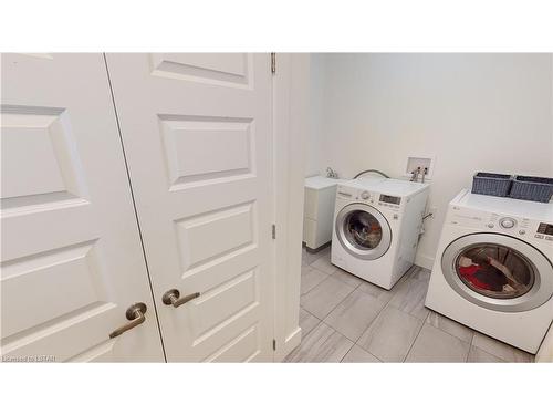 1345 Dyer Crescent, London, ON - Indoor Photo Showing Laundry Room