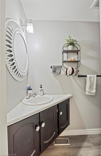 18 Blue Ridge Crescent, London, ON - Indoor Photo Showing Bathroom