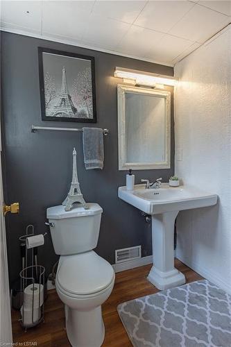 18 Blue Ridge Crescent, London, ON - Indoor Photo Showing Bathroom
