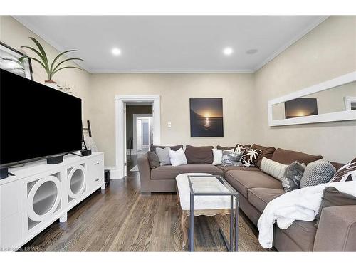 95 Byron Avenue E, London, ON - Indoor Photo Showing Living Room
