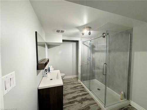 36 Lyndale Avenue, St. Thomas, ON - Indoor Photo Showing Bathroom