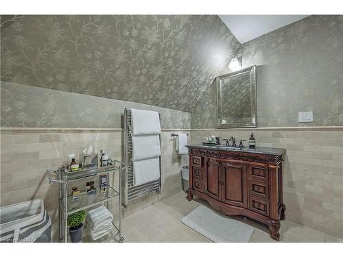 512 Colborne Street, London, ON - Indoor Photo Showing Bathroom