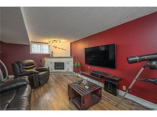 77 Surrey Crescent, London, ON - Indoor Photo Showing Living Room With Fireplace