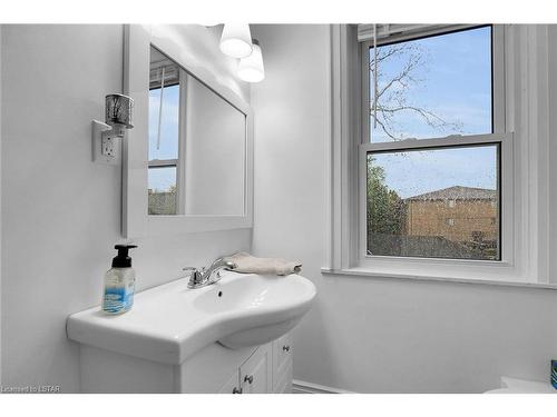 86 Kains Street, St. Thomas, ON - Indoor Photo Showing Bathroom