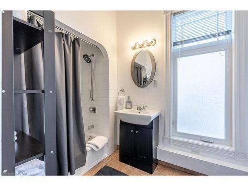 512-514 Waterloo Street, London, ON - Indoor Photo Showing Bathroom