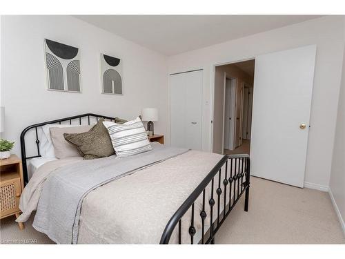 11 Chepstow Gate, London, ON - Indoor Photo Showing Bedroom