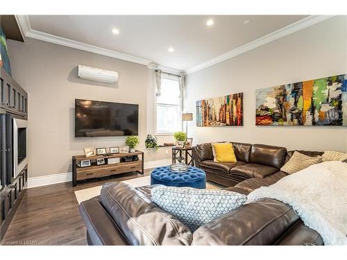 4-80 Barton Street, London, ON - Indoor Photo Showing Living Room