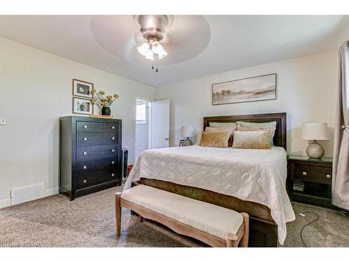 1 Highland Drive, Tillsonburg, ON - Indoor Photo Showing Bedroom