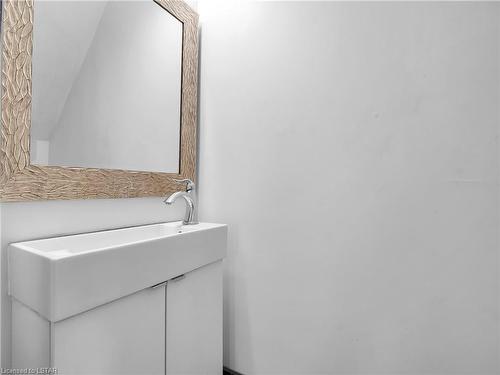 106 Rectory Street, London, ON - Indoor Photo Showing Bathroom