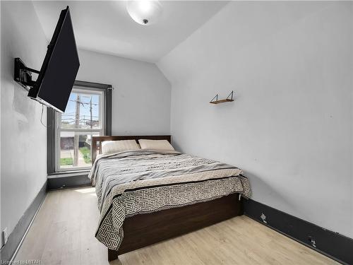 106 Rectory Street, London, ON - Indoor Photo Showing Bedroom
