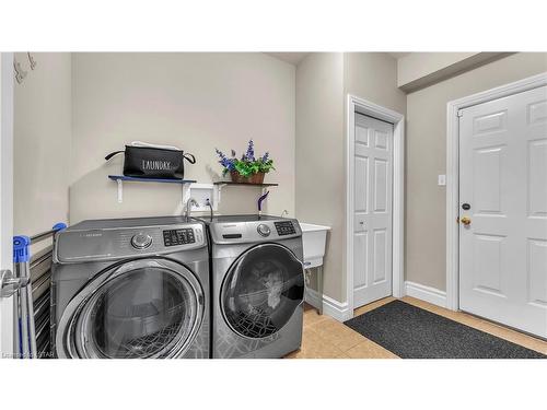 1781 Kyle Court, London, ON - Indoor Photo Showing Laundry Room