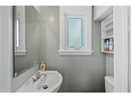 1 Barrington Avenue, London, ON - Indoor Photo Showing Bathroom