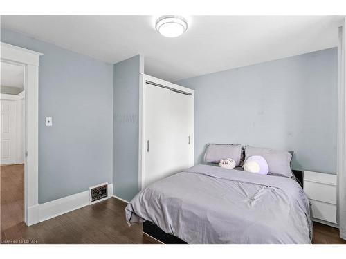 1 Barrington Avenue, London, ON - Indoor Photo Showing Bedroom