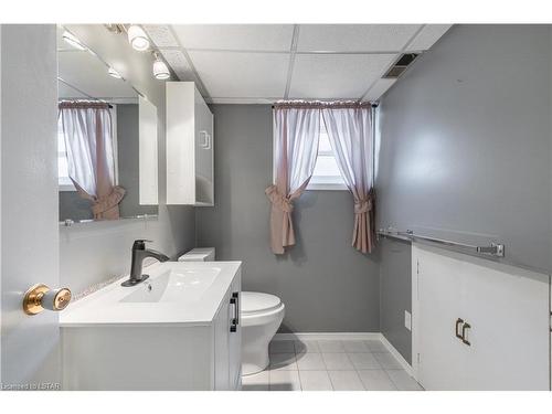 10 Jena Crescent, London, ON - Indoor Photo Showing Bathroom