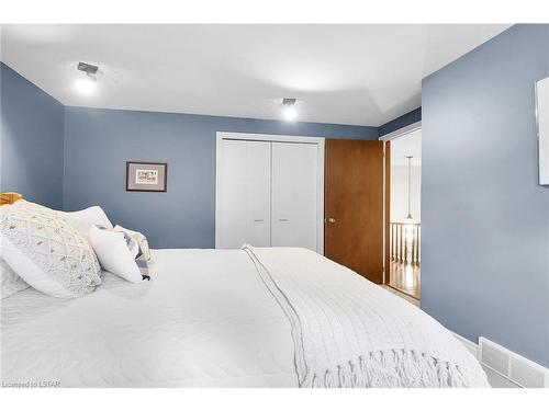 19 Ski Valley Crescent, London, ON - Indoor Photo Showing Bedroom