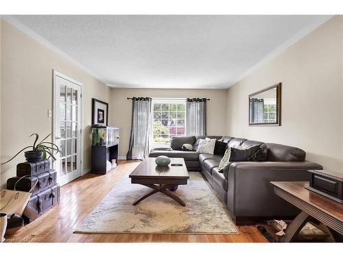 19 Ski Valley Crescent, London, ON - Indoor Photo Showing Living Room
