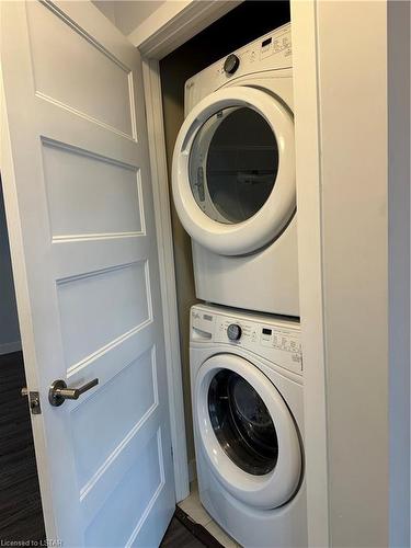 953 Manhattan Way, London, ON - Indoor Photo Showing Laundry Room