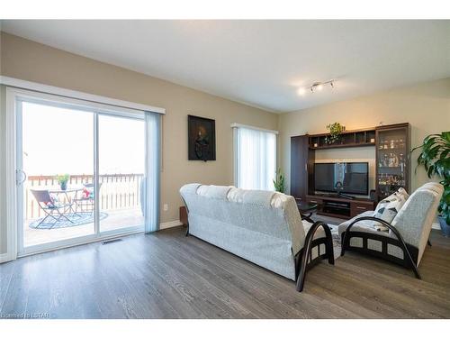 41-1924 Cedarhollow Boulevard, London, ON - Indoor Photo Showing Living Room