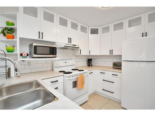44-70 Sunnyside Drive, London, ON - Indoor Photo Showing Kitchen With Double Sink