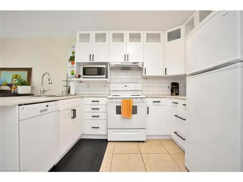 44-70 Sunnyside Drive, London, ON - Indoor Photo Showing Kitchen