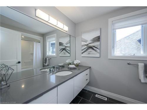 47-1061 Eagletrace Drive Drive, London, ON - Indoor Photo Showing Bathroom