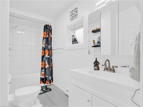 2645-2643 Whelpton Street, Windsor, ON - Indoor Photo Showing Bathroom