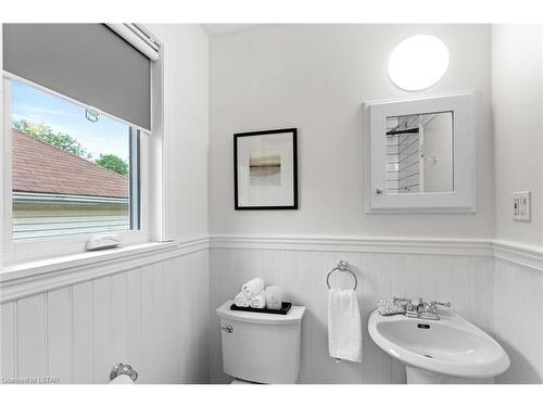 559 Chester Street, London, ON - Indoor Photo Showing Bathroom