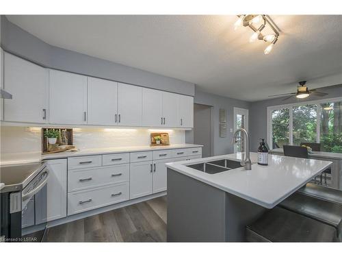 10 Mountainview Crescent, London, ON - Indoor Photo Showing Kitchen With Double Sink