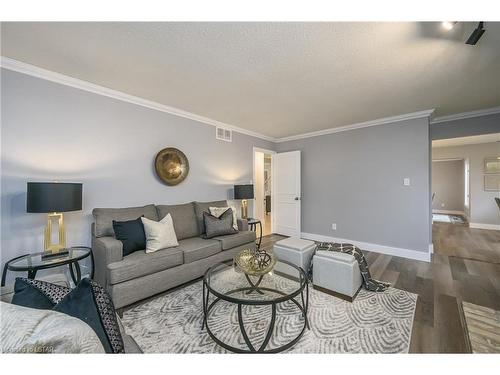 10 Mountainview Crescent, London, ON - Indoor Photo Showing Living Room