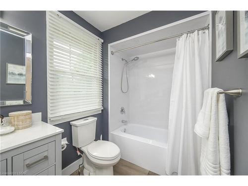 10 Mountainview Crescent, London, ON - Indoor Photo Showing Bathroom