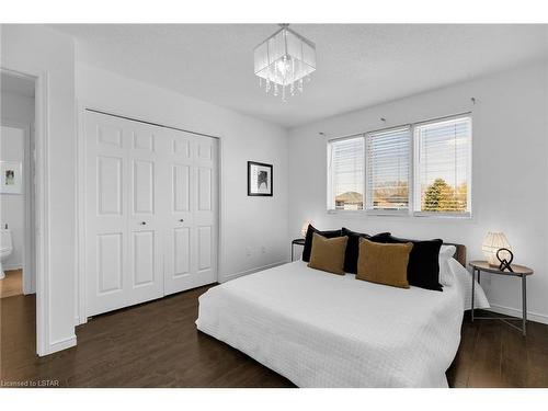 231 Parkview Drive, Strathroy, ON - Indoor Photo Showing Bedroom