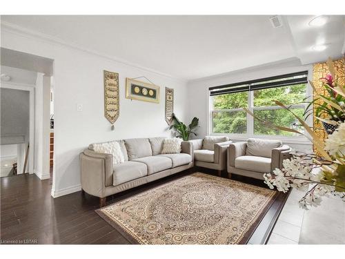 470 Three Valleys Crescent, London, ON - Indoor Photo Showing Living Room