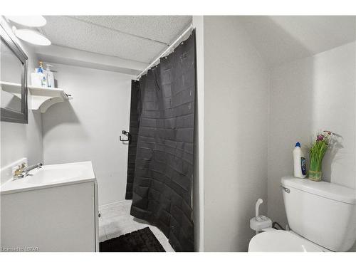 470 Three Valleys Crescent, London, ON - Indoor Photo Showing Bathroom