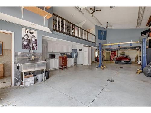 1818 Royal Crescent, London, ON - Indoor Photo Showing Garage