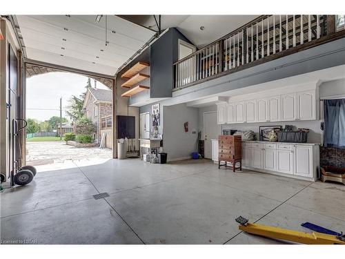 1818 Royal Crescent, London, ON - Indoor Photo Showing Garage