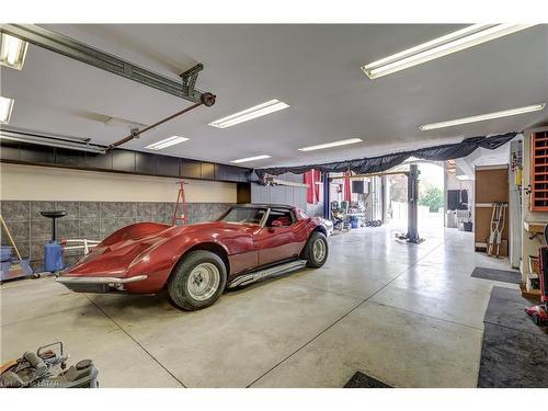 1818 Royal Crescent, London, ON - Indoor Photo Showing Garage