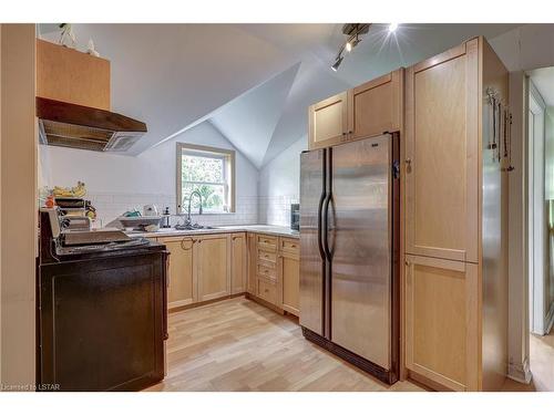 1818 Royal Crescent, London, ON - Indoor Photo Showing Kitchen With Double Sink