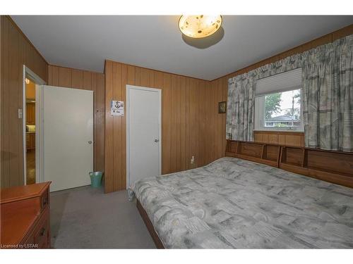 2700 Catherine Street, Dorchester, ON - Indoor Photo Showing Bedroom