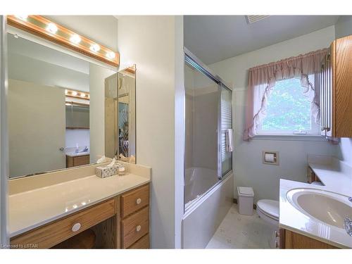 2700 Catherine Street, Dorchester, ON - Indoor Photo Showing Bathroom