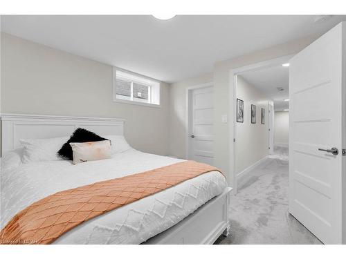 6885 Royal Magnolia Avenue, London, ON - Indoor Photo Showing Bedroom