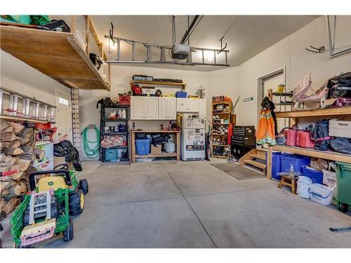 2409 Seven Oaks Ridge, London, ON - Indoor Photo Showing Garage