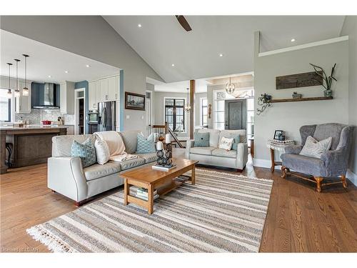 5058 Marion Street, Dorchester, ON - Indoor Photo Showing Living Room