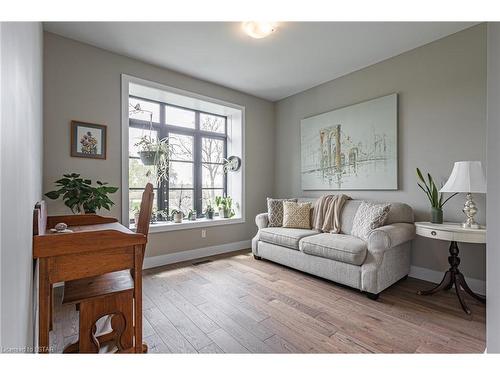 5058 Marion Street, Dorchester, ON - Indoor Photo Showing Living Room